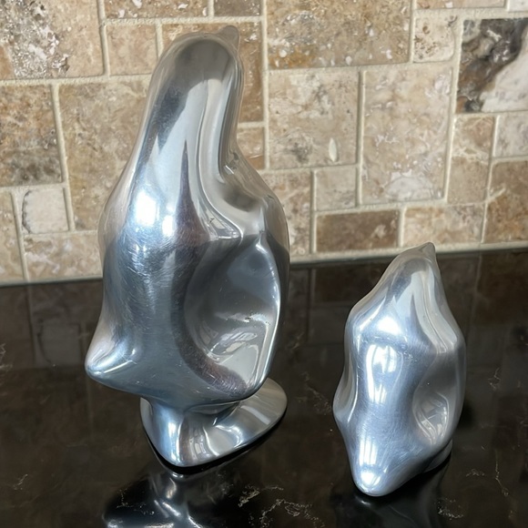 Set of Hoselton Canada penguin cast aluminum sculptures. - Picture 3 of 7